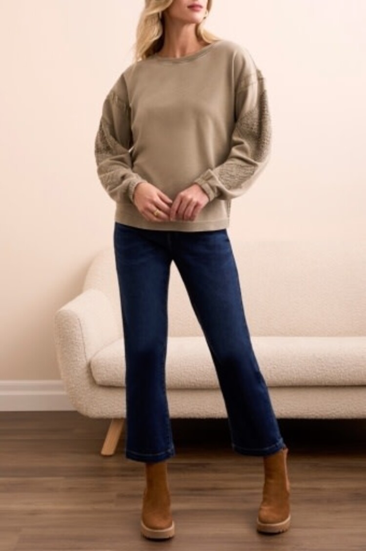 Tribal CREW NECK APPLIQUE DTL  W/SPECIAL WASH-LT OLIVE LEAF