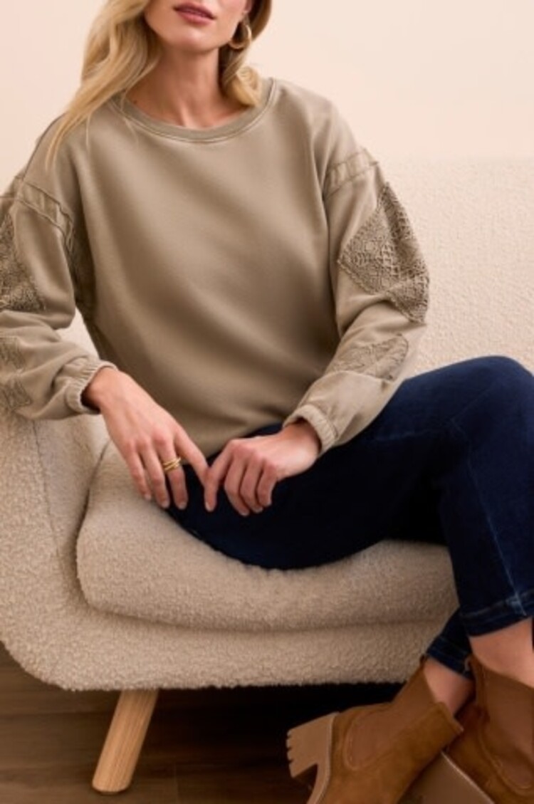 Tribal CREW NECK APPLIQUE DTL  W/SPECIAL WASH-LT OLIVE LEAF