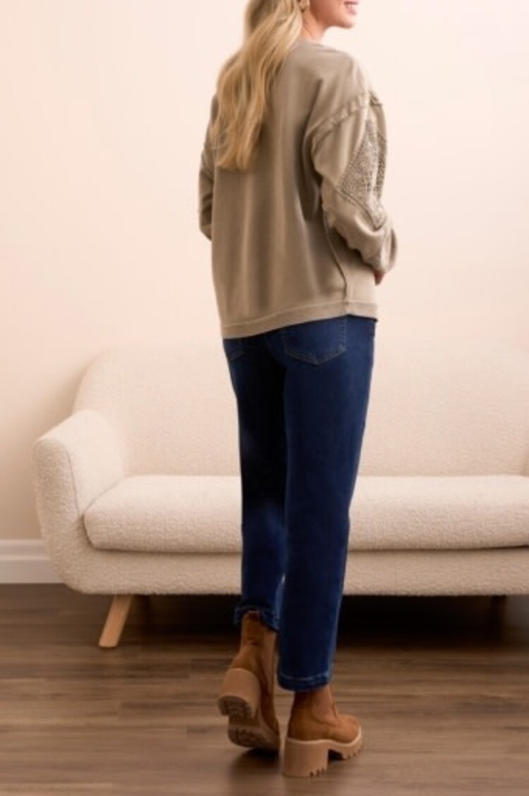 Tribal CREW NECK APPLIQUE DTL  W/SPECIAL WASH-LT OLIVE LEAF