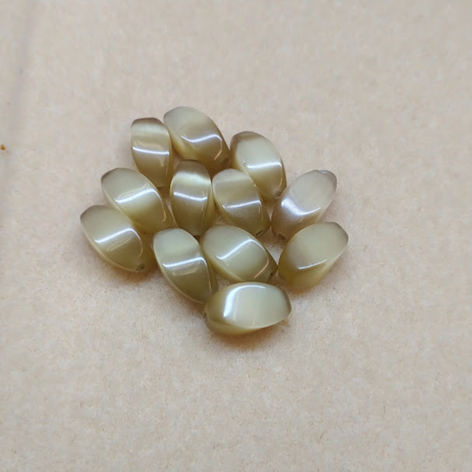Cat's Eye 15x9mm Spiral Cream Bead