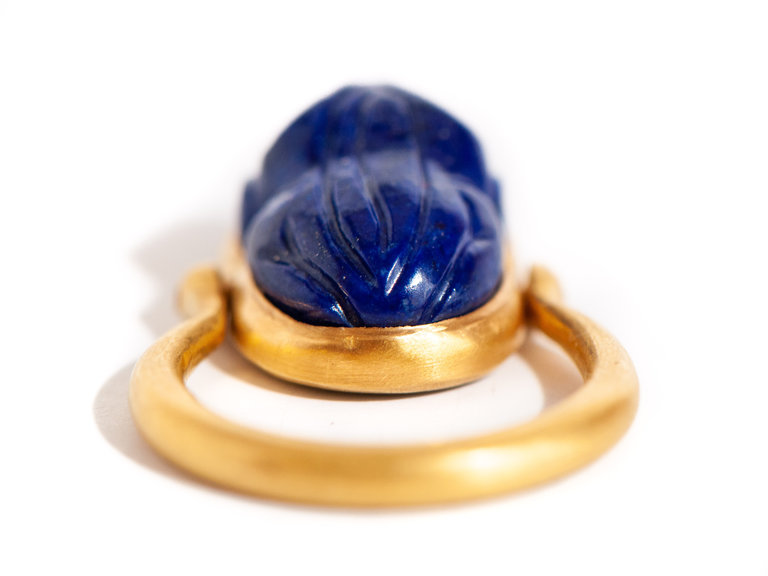 MUNNU THE GEM PALACE LAPIS CARVED FROG RING WITH RUBY EYES