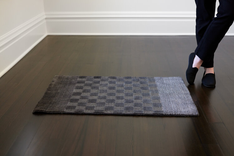 Checkered Black Rug: 2’ x 3’ - KTY
