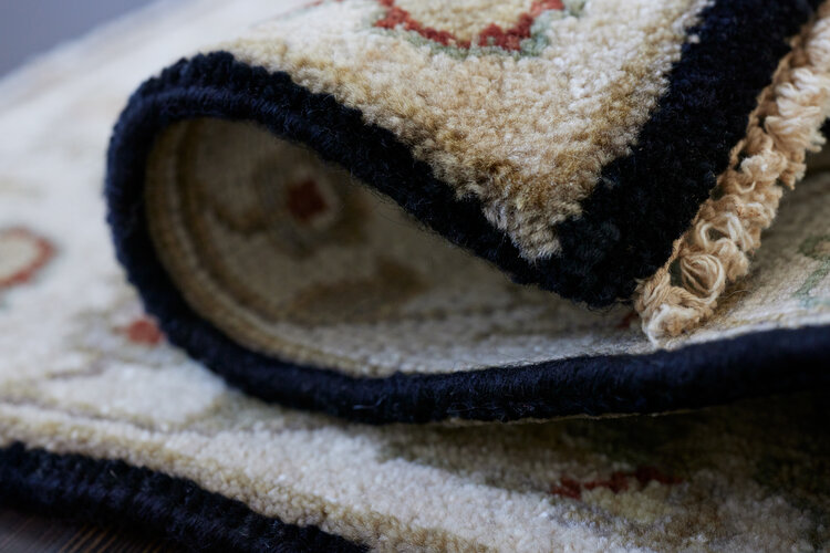 Black / Ivory Rug: 2’ x 3’ - KTY