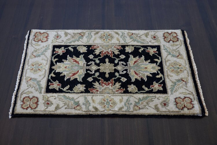 Black / Ivory Rug: 2’ x 3’ - KTY