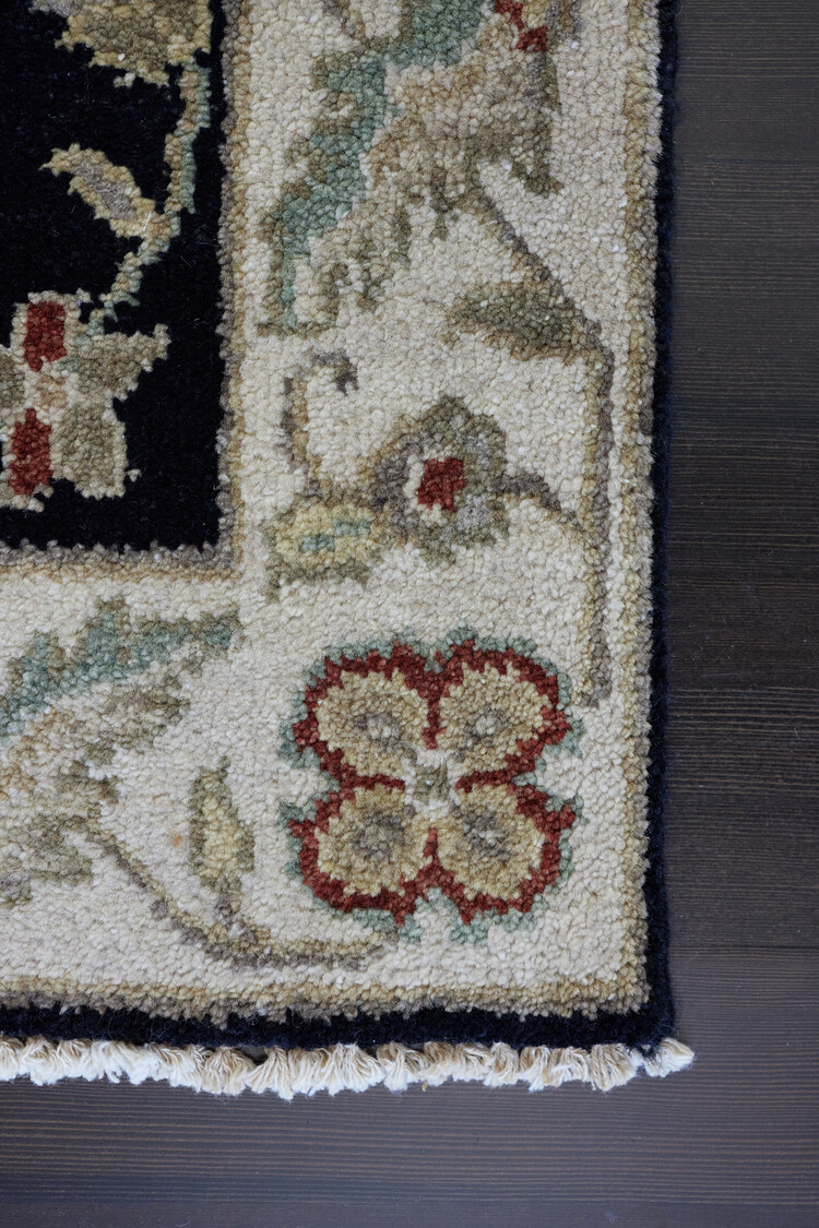 Black / Ivory Rug: 2’ x 3’ - KTY