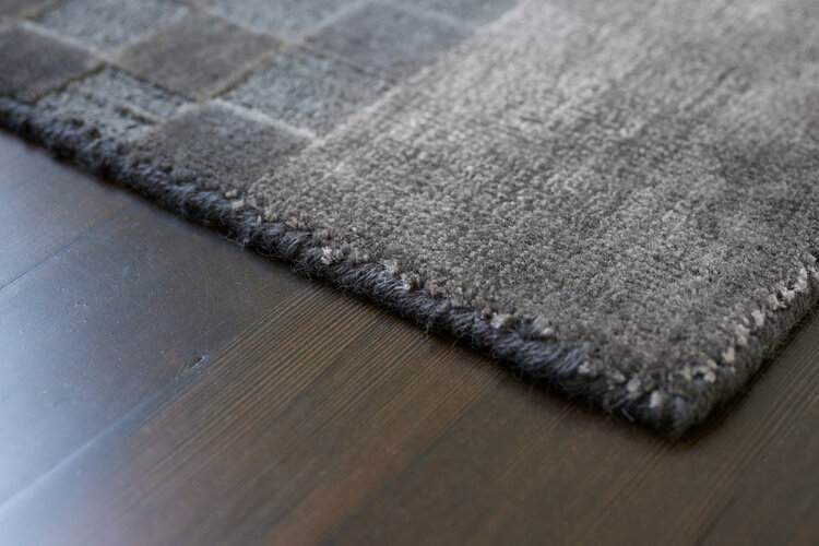 Checkered Black Rug: 2’ x 3’ - KTY