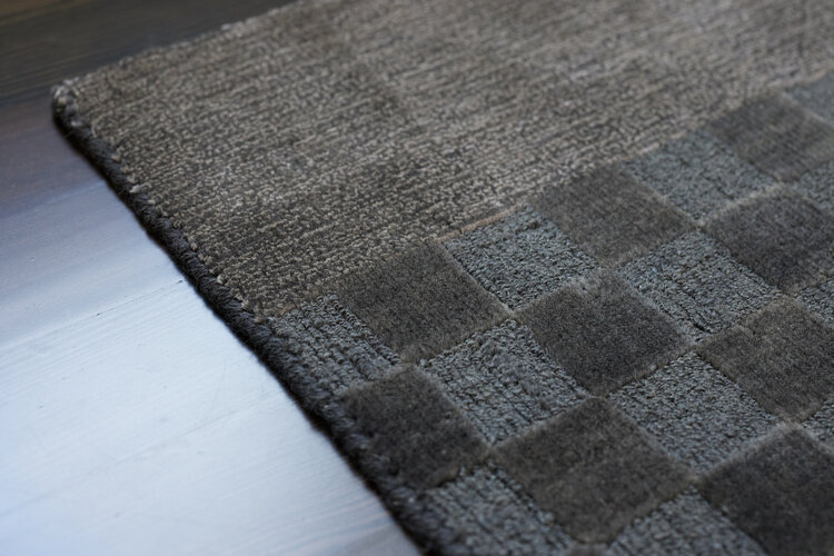 Checkered Black Rug: 2’ x 3’ - KTY