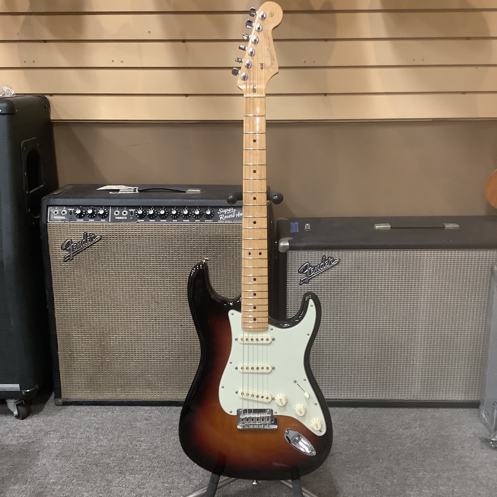 Fender 2016 Fender Stratocaster 3-Tone Sunburst Maple Fingerboard