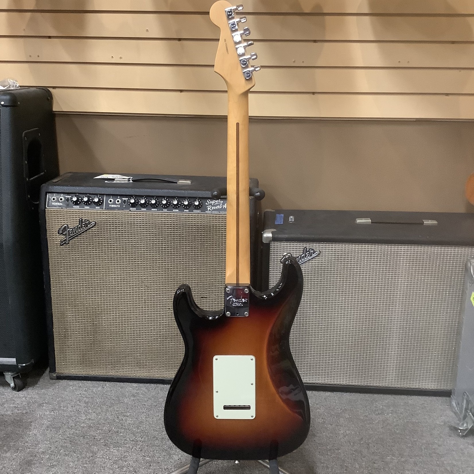 Fender 2016 Fender Stratocaster 3-Tone Sunburst Maple Fingerboard