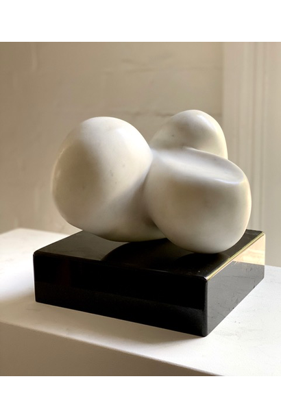 Carol Crawford - Alannah, 2017 - Carrara marble on black granite base - 21x23x22cm