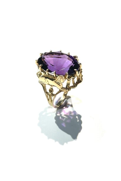 Vintage 14ct Yellow Gold  Amethyst Ring with Sphynx Detail - c1970. Size "K"