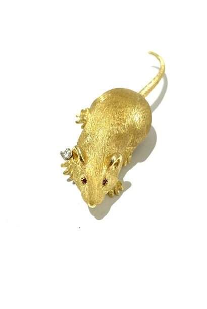 18ct Yellow Gold Mouse Brooch with Ruby Eyes and Holding a Diamond 19.3g - Diamond = 0.06ct G-H/VS- Sourced USA