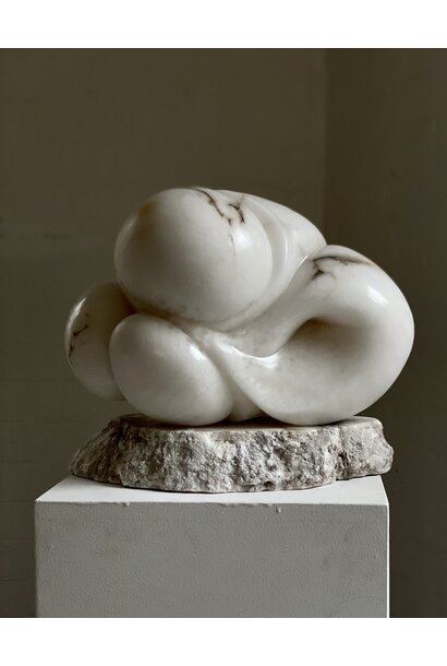 Carol Crawford - Pumpushik, 2021 - Italian Bardiglio alabaster on rough alabaster base - 21x34x21cm