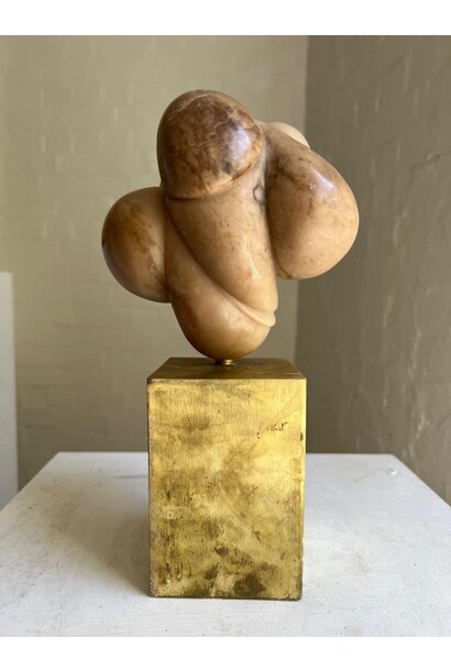 Carol Crawford - Edna, 2022 - Brown Italian calcite alabaster with brass base and brass turning pin - 30x15x16cm