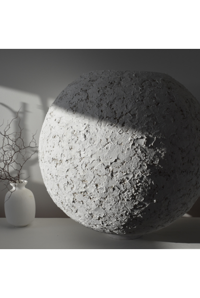 Ky DEVITIIS Collective - Barattolo - 05 MIMIMALIST Sculptured Sphere Pot  w/ Concrete Disc Base - 60 x 60 x 61cm