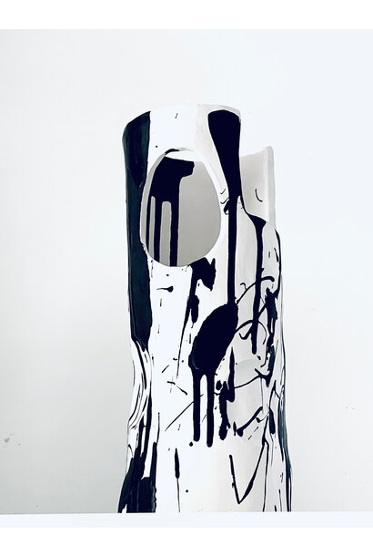 CLAY OF FIRES o+ - ponder, i wonder, tache d’encre #7, 2023 - White earthenware with matte black glaze and oxides - 32x12x11cm