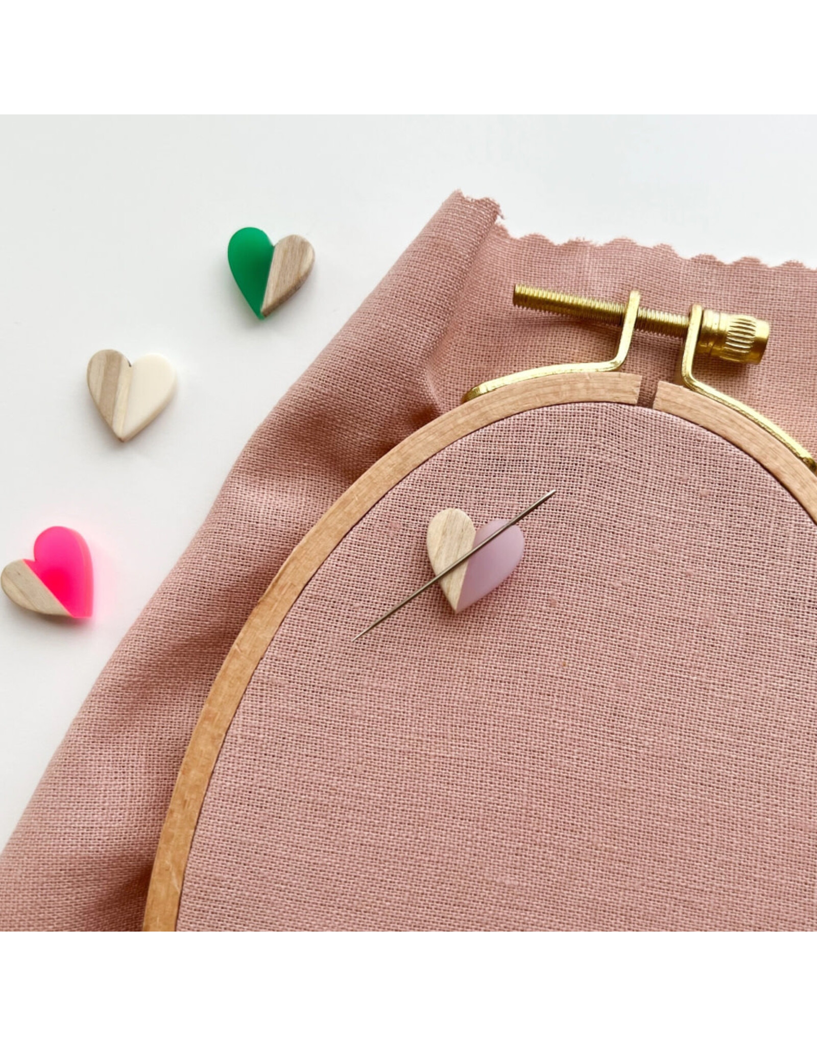 Matryoshka Doll Shop Heart Magnetic Needle Minder