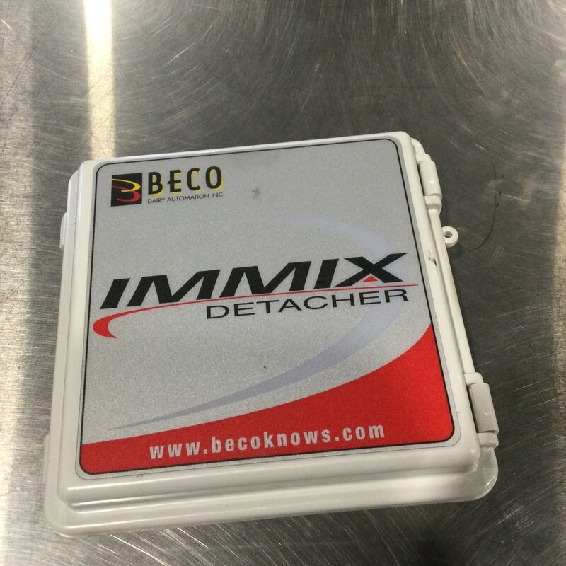 BECO IMMIX  ENCLOSURE LID W/ LATCHES & DECAL