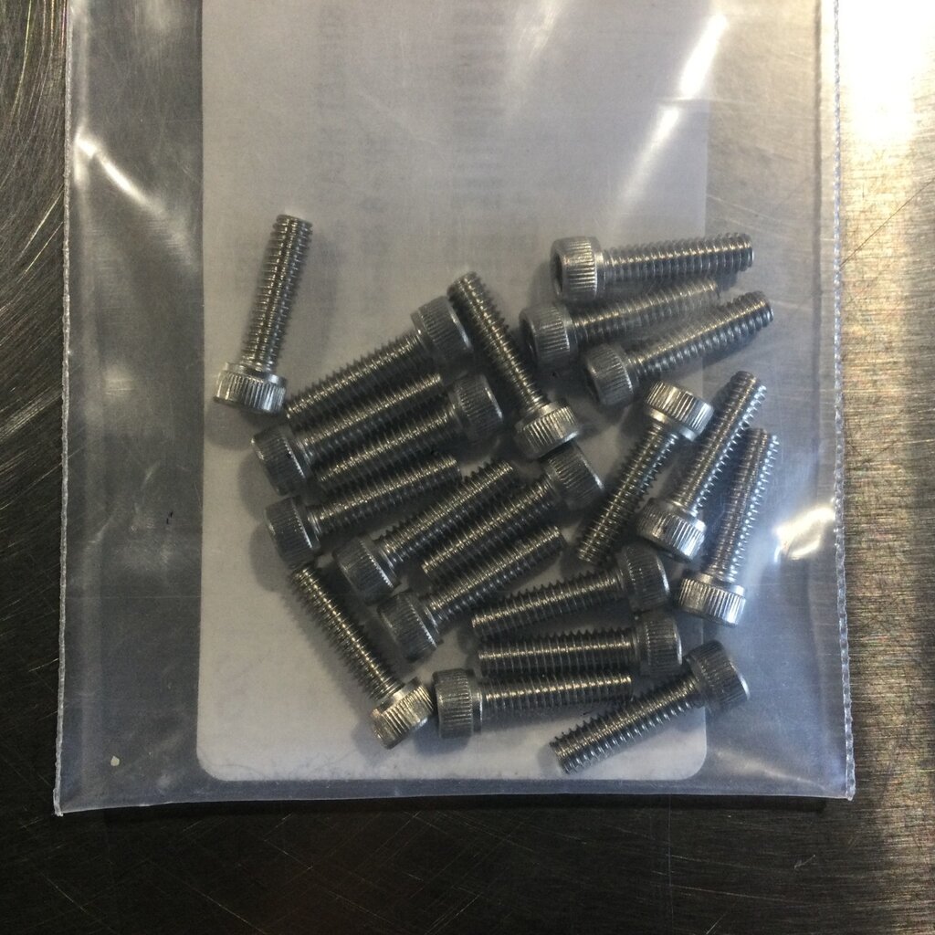 SOCKET HEAD S/S MACHINE SCREW 18-8 #8-32 X 5/8