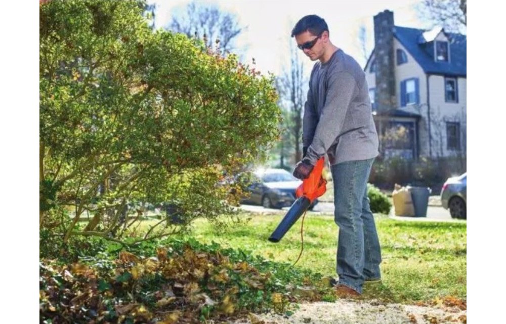(NEW) BLACK+DECKER LB700 180 MPH 220CFM 7-Amp Corded Electric Handheld Leaf Blower