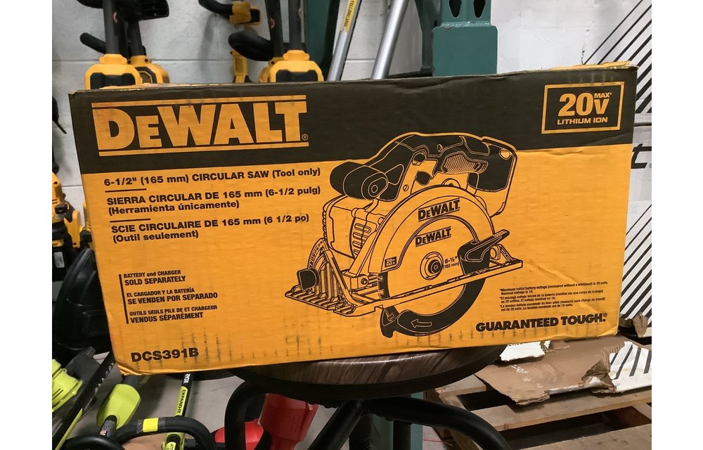 (NEW) DEWALT 20-Volt MAX Cordless 6-1/2 in. Circular Saw (Tool-Only)