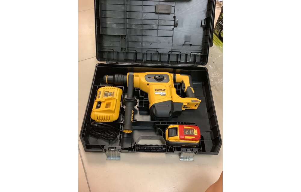 (New) DEWALT FLEXVOLT 60-Volt MAX Cordless Brushless 1-9/16 in. SDS MAX Combination Rotary Hammer & (2) FLEXVOLT 9.0Ah Batteries