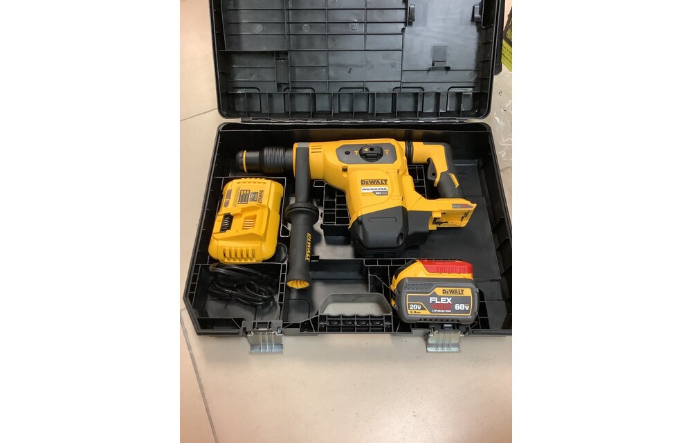 (New) DEWALT FLEXVOLT 60-Volt MAX Cordless Brushless 1-9/16 in. SDS MAX Combination Rotary Hammer & (2) FLEXVOLT 9.0Ah Batteries