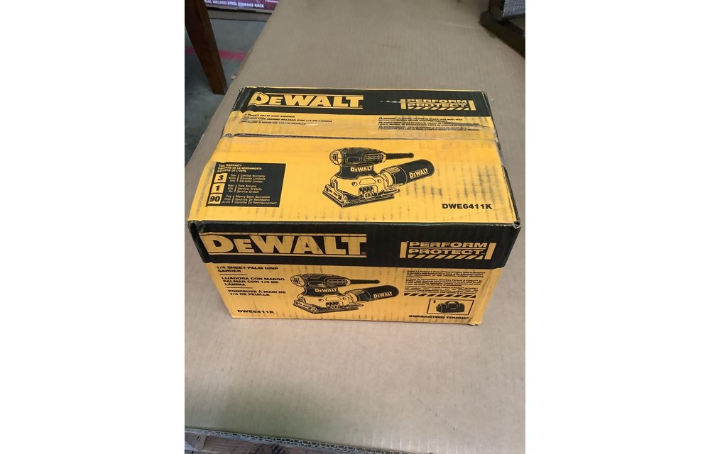 (New) DEWALT 2.3 Amp Corded 1/4 Sheet Palm Grip Sander Kit with Contractor Bag