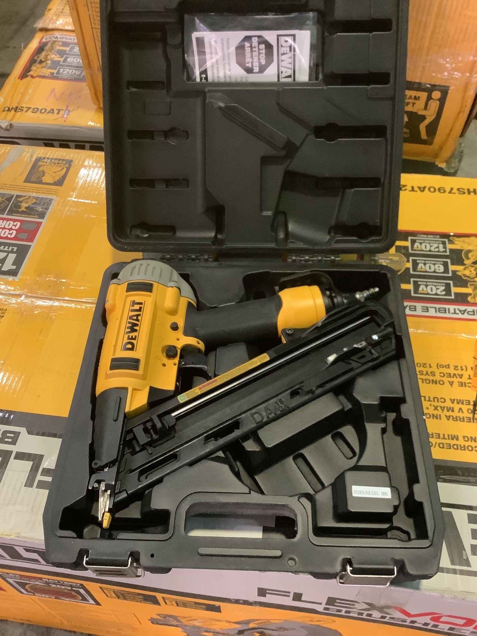 Pneumatic 15-Gauge DA Nailer Pneumatic 15-Gauge DA Nailer