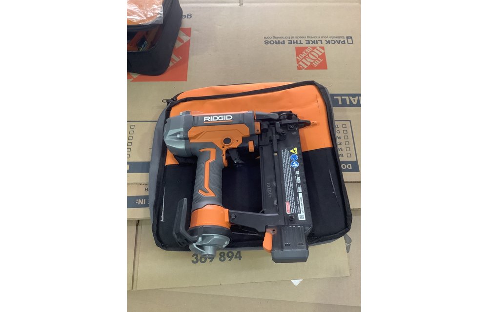 (New) RIDGID R213BNF 18-Gauge 2-1/8 in. Brad Nailer with CLEAN DRIVE Technology, Tool Bag, and Sample Nails