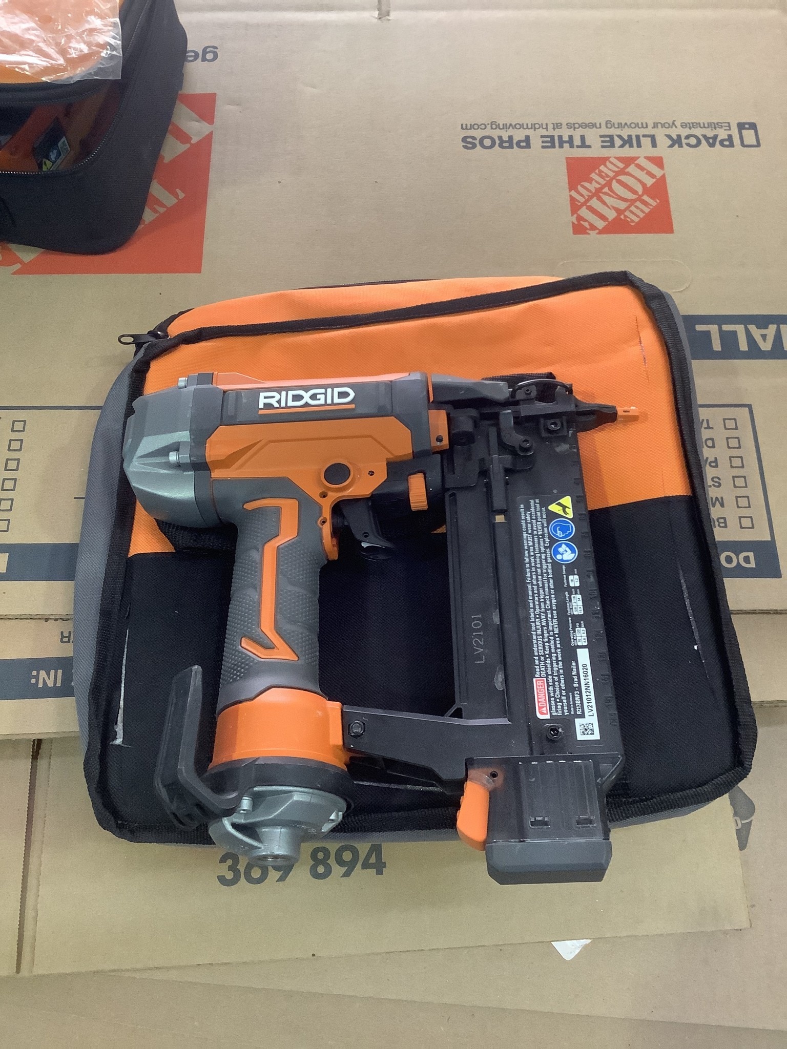RIDGID 18-Gauge 2-1/8 in Tool Bag, Brad Nailer with CLEAN DRIVE Technology