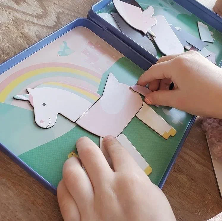 Chronicle Books Unicorns Magnetic Play Set