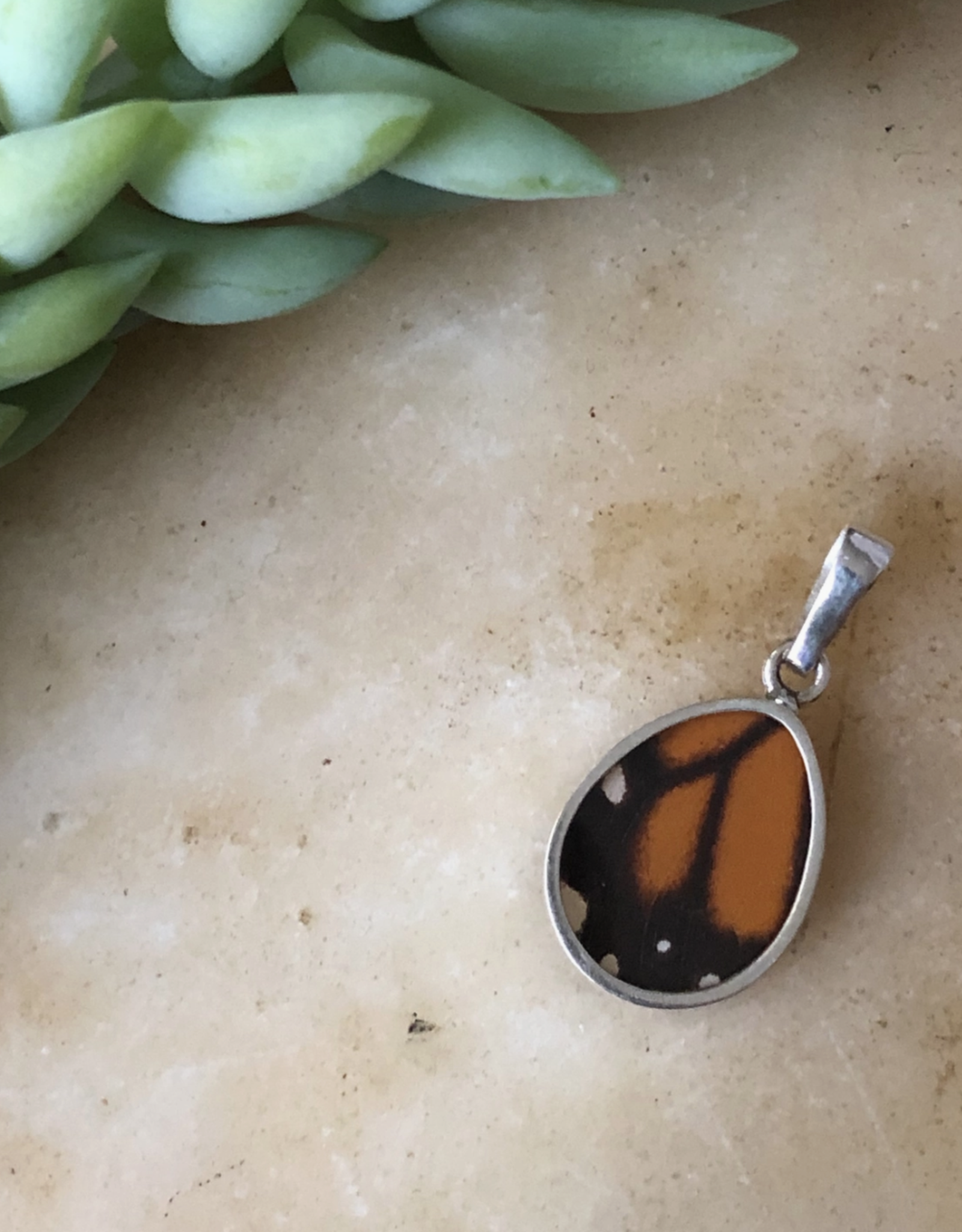 Mariposa Mariposa Butterfly Pendants - no chain*