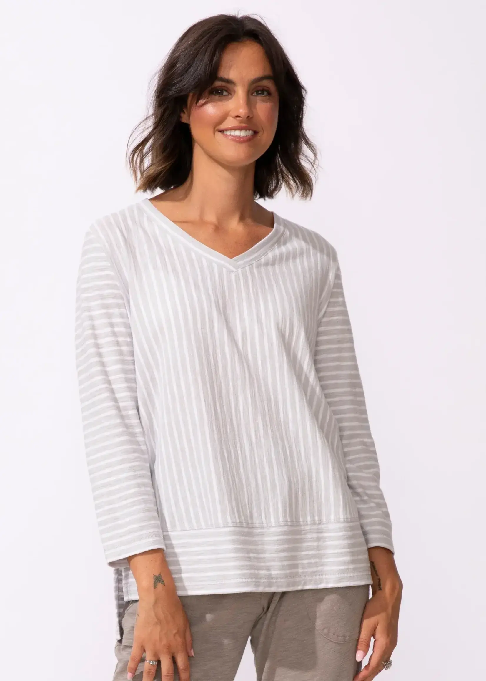 Escape Easy V Neck Tee E23542