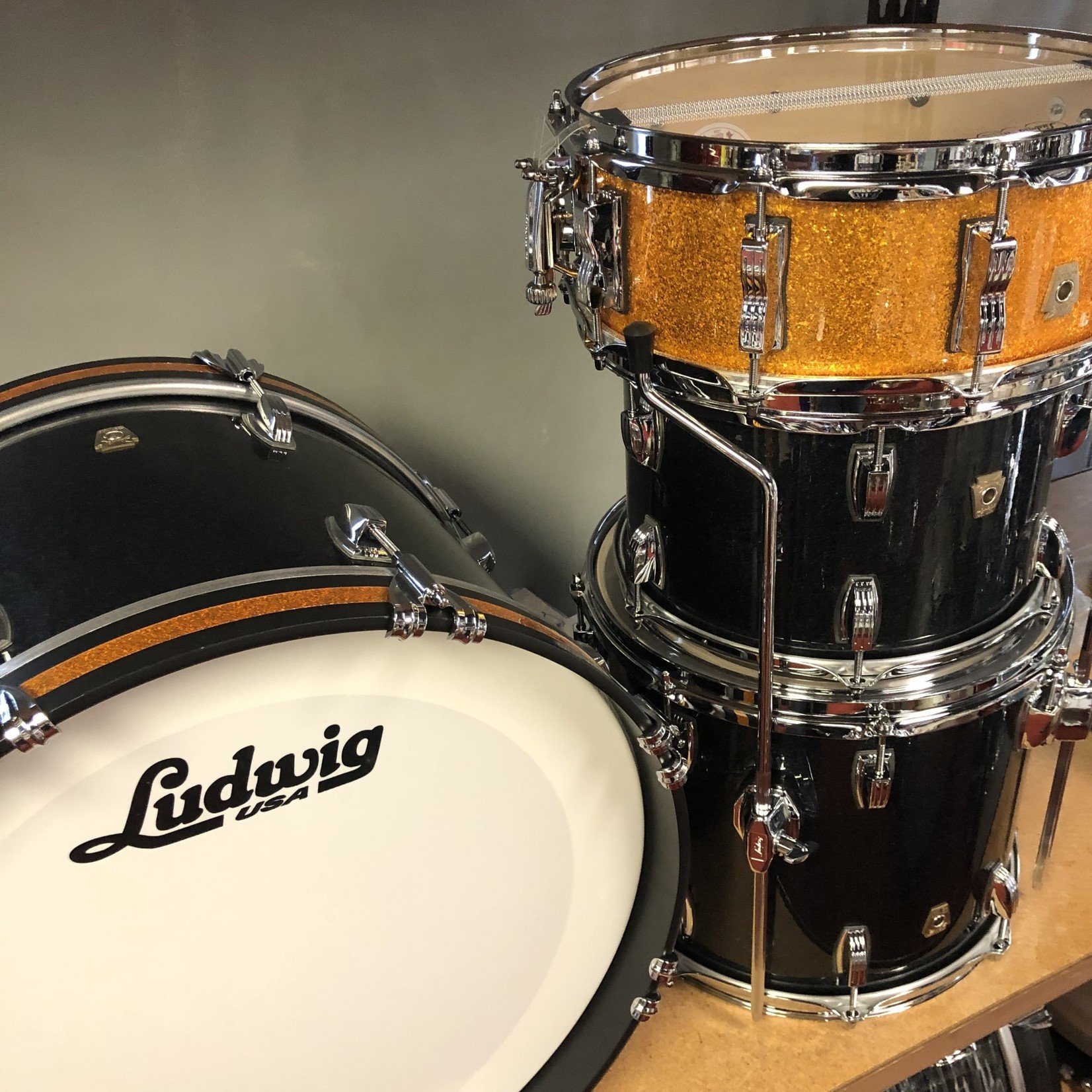 Ludwig Ludwig Classic Maple El Camino 4-Piece Shell Pack 12/14/20/14s (Black Sparkle With Gold Sparkle Accents)
