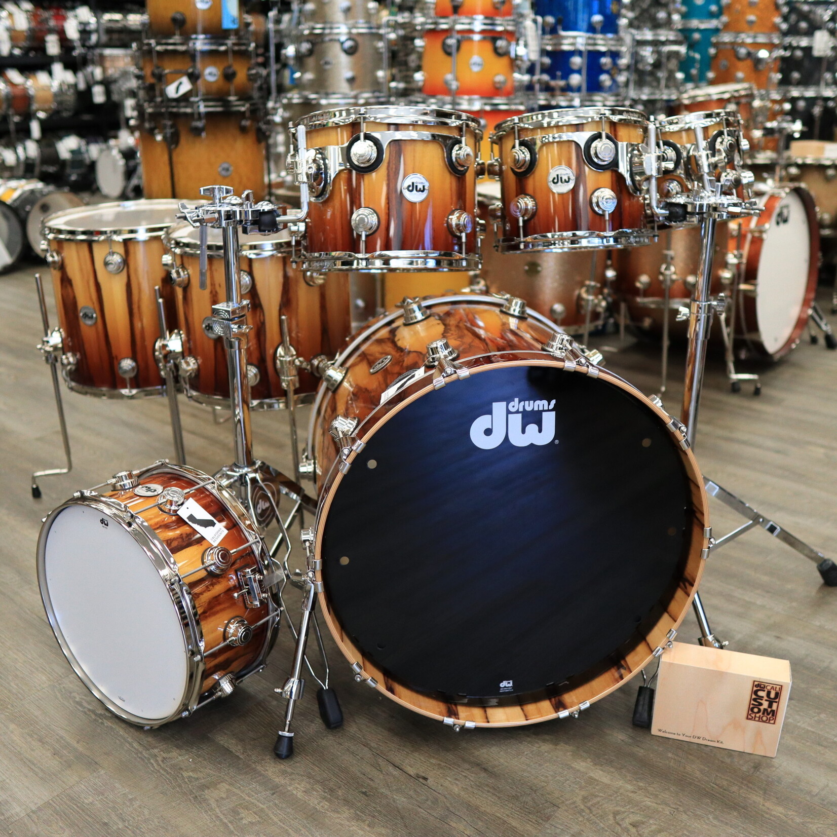 DW DW Collector's Series Exotic Standard Maple 7-Piece Shell Pack 8/10/12/14/16/14s/22 (Natural To Burnt Toast Fade over African Chen Chen w/ Nickel Hardware)