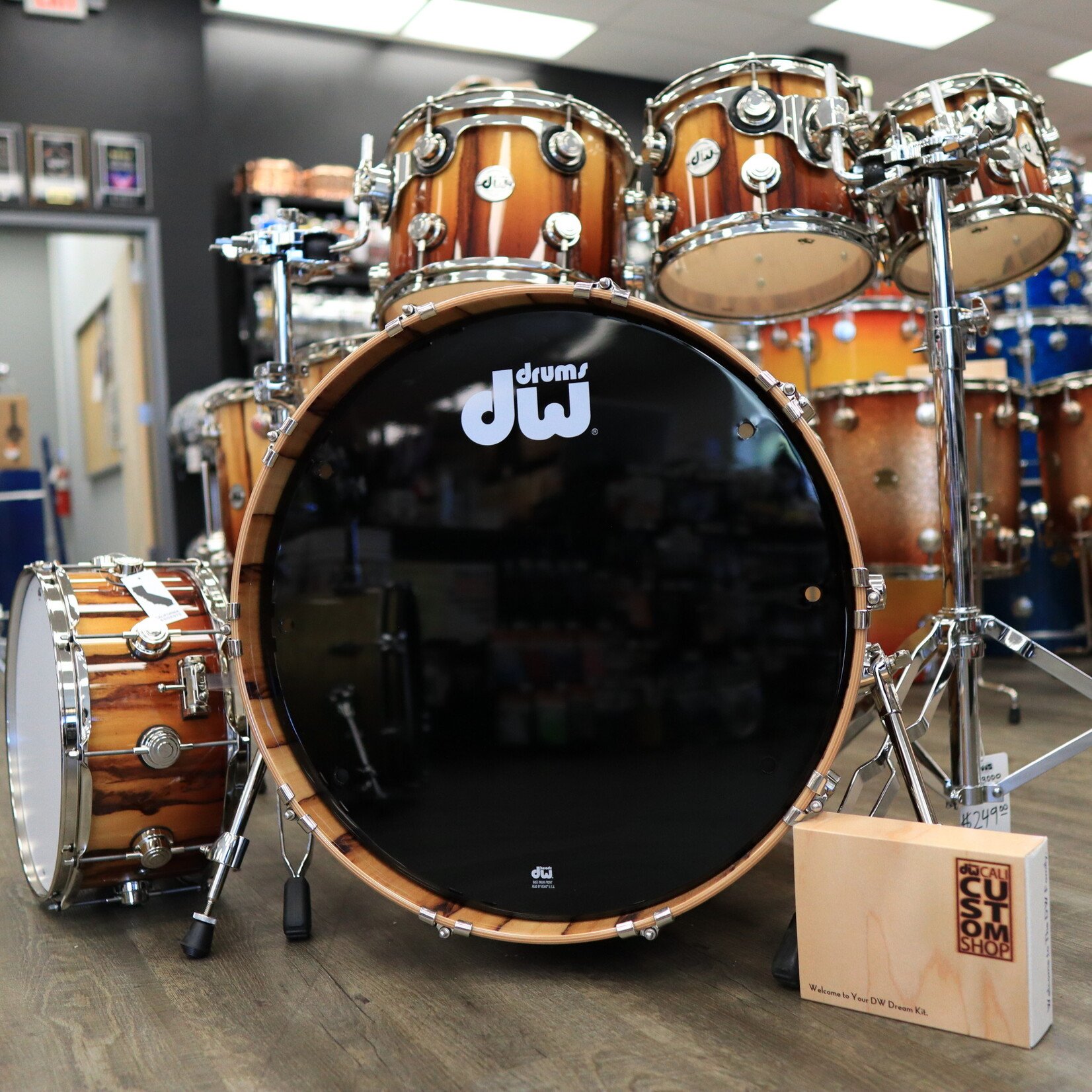 DW DW Collector's Series Exotic Standard Maple 7-Piece Shell Pack 8/10/12/14/16/14s/22 (Natural To Burnt Toast Fade over African Chen Chen w/ Nickel Hardware)