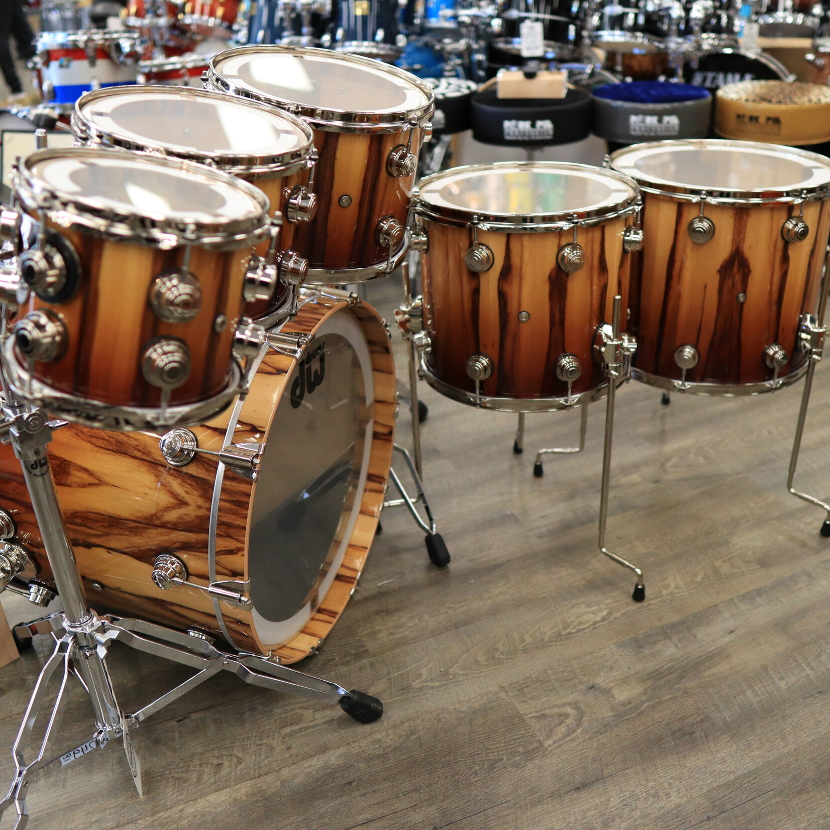 DW DW Collector's Series Exotic Standard Maple 7-Piece Shell Pack 8/10/12/14/16/14s/22 (Natural To Burnt Toast Fade over African Chen Chen w/ Nickel Hardware)