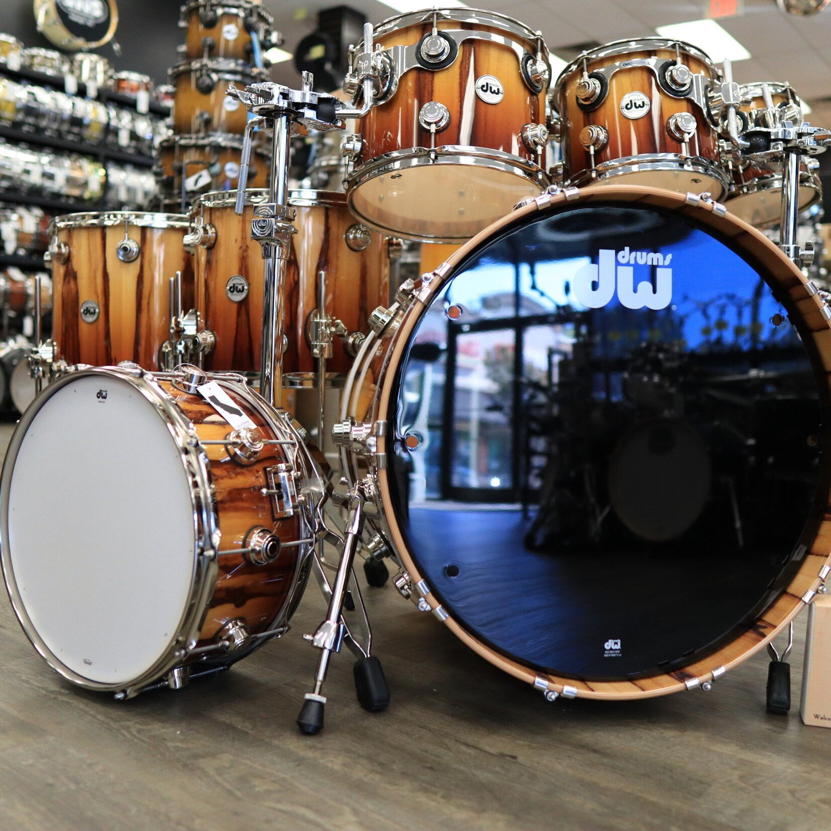 DW DW Collector's Series Exotic Standard Maple 7-Piece Shell Pack 8/10/12/14/16/14s/22 (Natural To Burnt Toast Fade over African Chen Chen w/ Nickel Hardware)