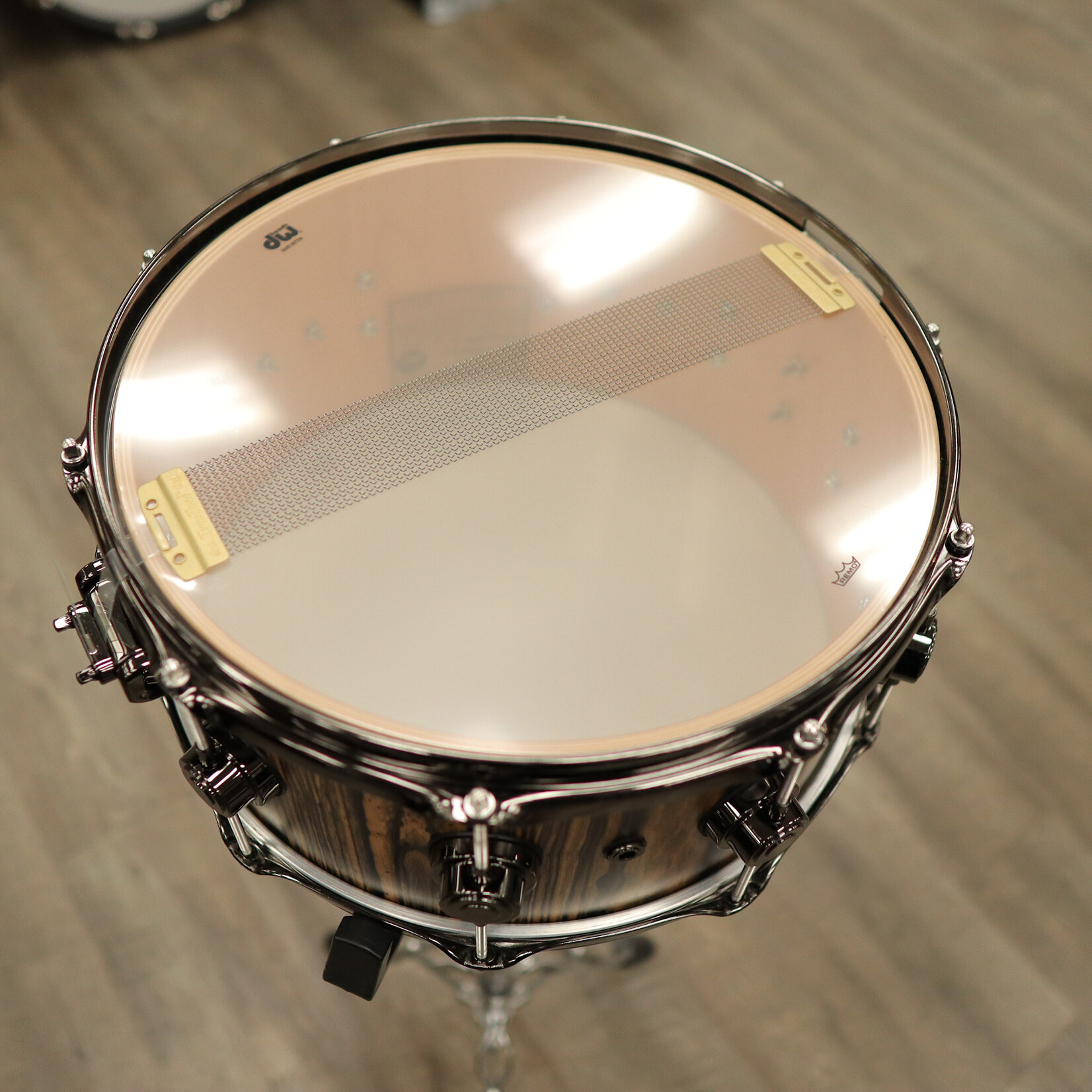 DW DW Collector's 6.5x14" SSC VLT Maple Exotic Snare Drum (Natural Hard Satin Over Royal Ebony w/ Black Nickel HW)