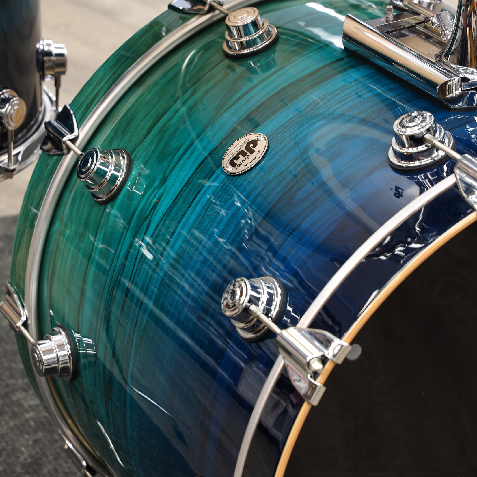 DW Pre-Owned DW Collector's Series Exotic 4-PC Shell Pack 10/12/14/22 (Blue Fade Lacquer on Olive Ash Burl)
