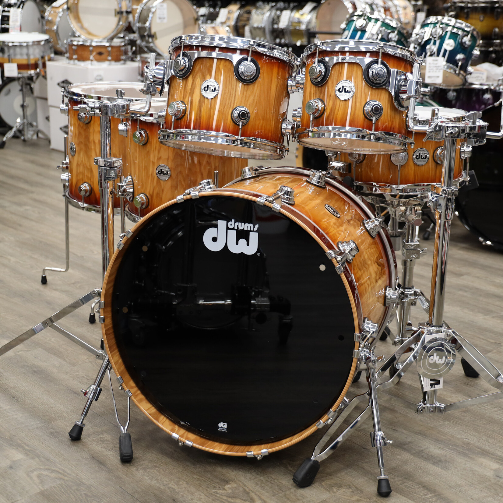 DW DW Collector's Series "333" Maple 6-PC Shell Pack 22/10/12/14/16/6.5x14Snare (Rich Red Burst Over Vertical Olive Ash w/ Chrome Hardware)