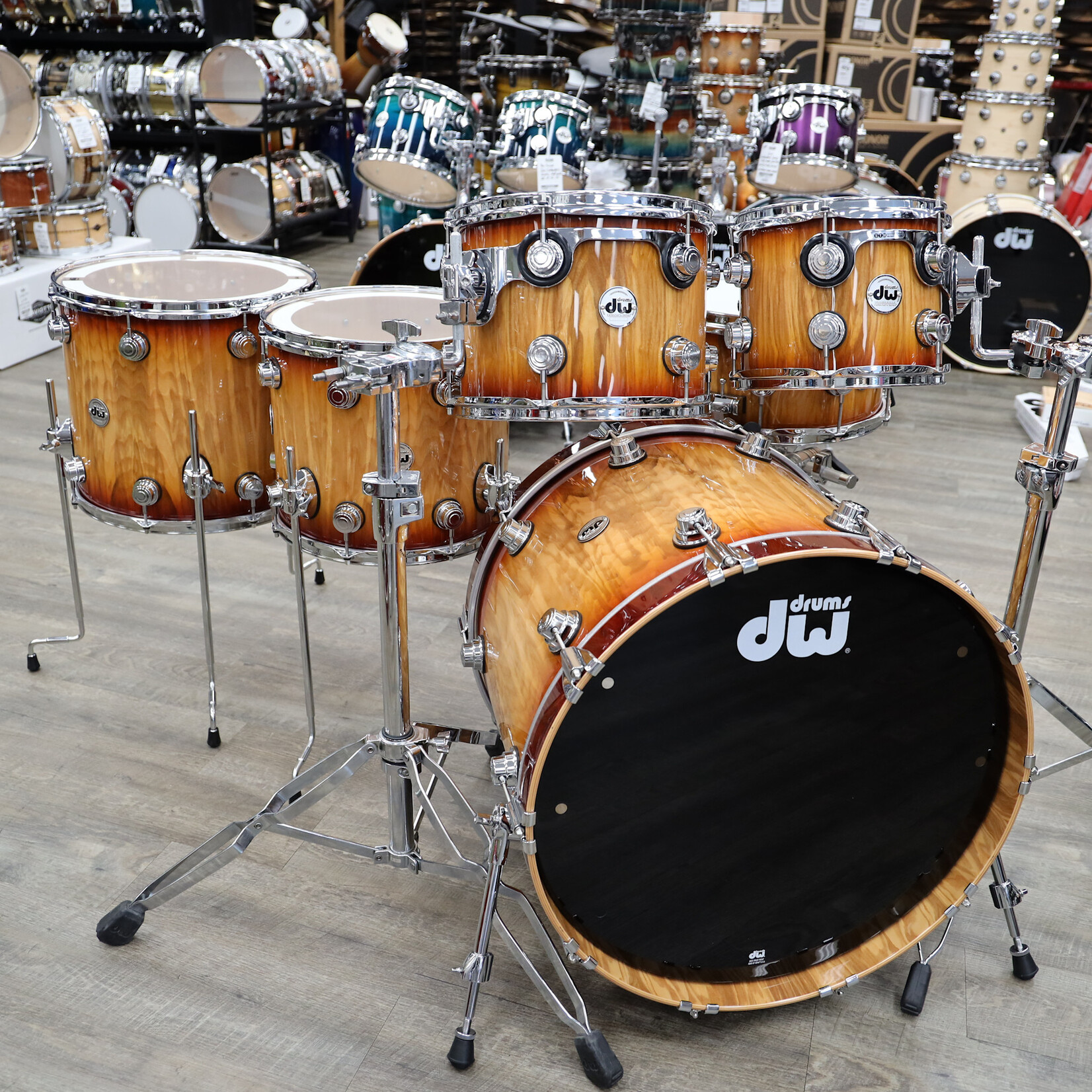 DW DW Collector's Series "333" Maple 6-PC Shell Pack 22/10/12/14/16/6.5x14Snare (Rich Red Burst Over Vertical Olive Ash w/ Chrome Hardware)