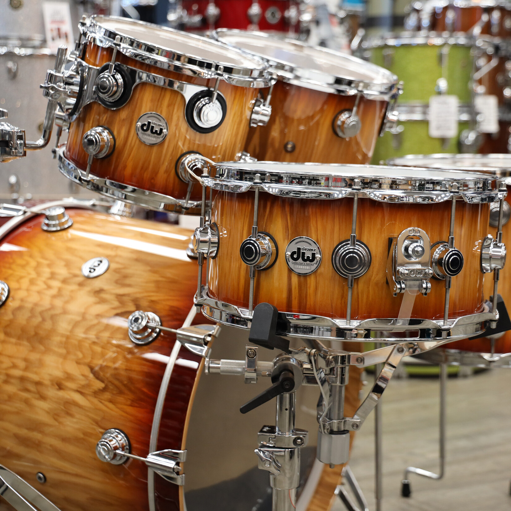 DW DW Collector's Series "333" Maple 6-PC Shell Pack 22/10/12/14/16/6.5x14Snare (Rich Red Burst Over Vertical Olive Ash w/ Chrome Hardware)