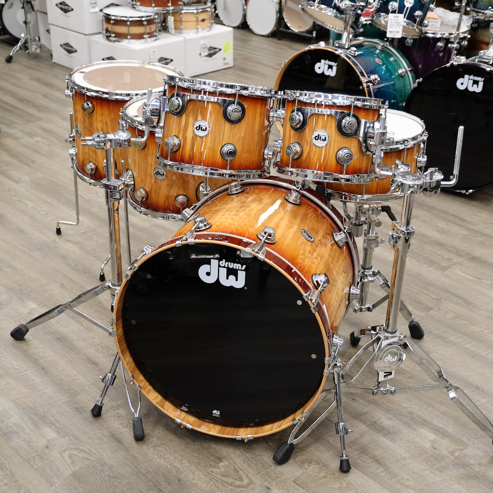 DW DW Collector's Series "333" Maple 6-PC Shell Pack 22/10/12/14/16/6.5x14Snare (Rich Red Burst Over Vertical Olive Ash w/ Chrome Hardware)