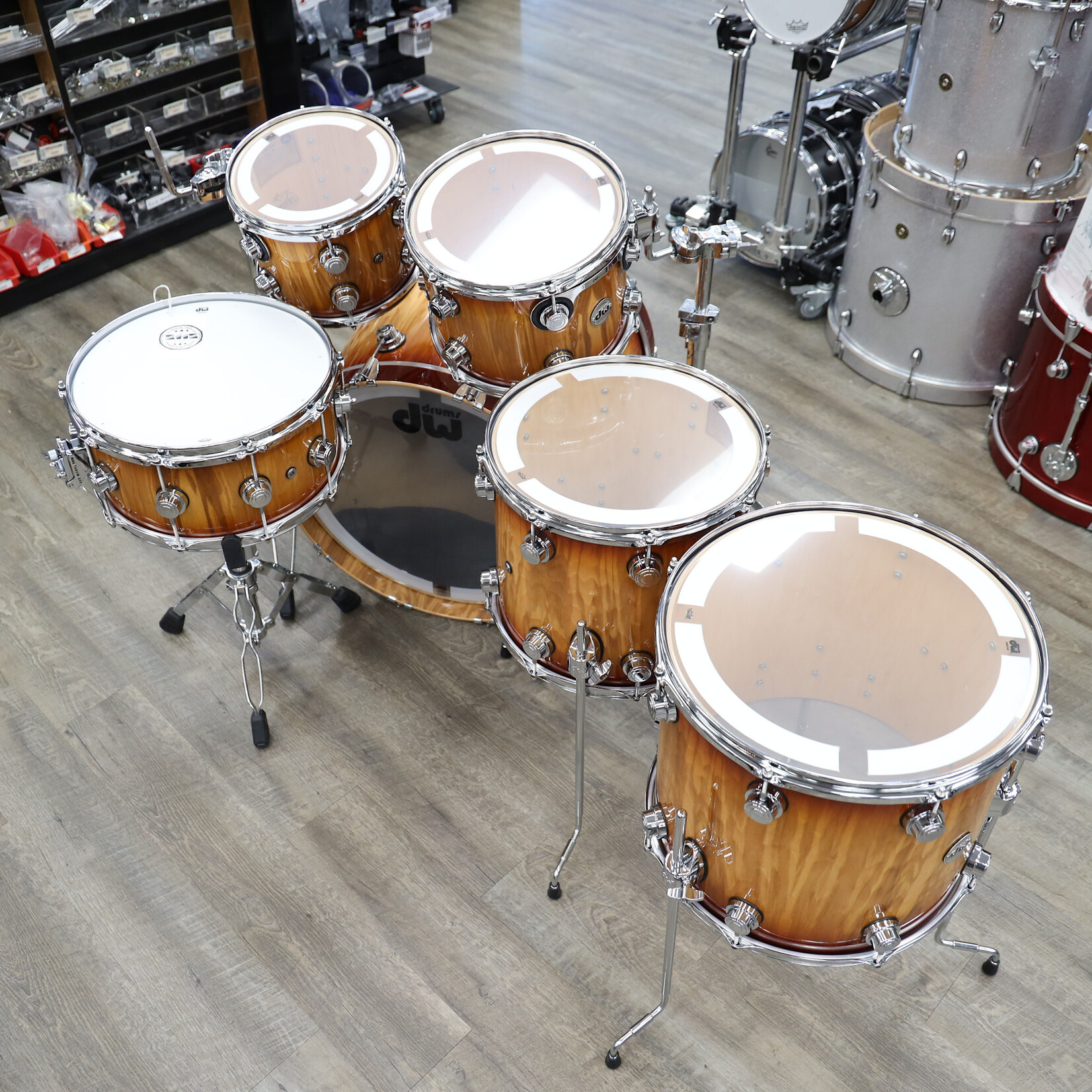 DW DW Collector's Series "333" Maple 6-PC Shell Pack 22/10/12/14/16/6.5x14Snare (Rich Red Burst Over Vertical Olive Ash w/ Chrome Hardware)