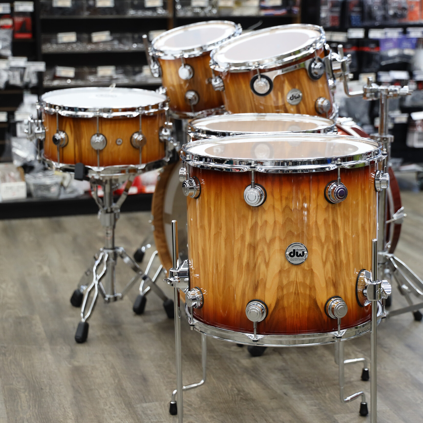 DW DW Collector's Series "333" Maple 6-PC Shell Pack 22/10/12/14/16/6.5x14Snare (Rich Red Burst Over Vertical Olive Ash w/ Chrome Hardware)