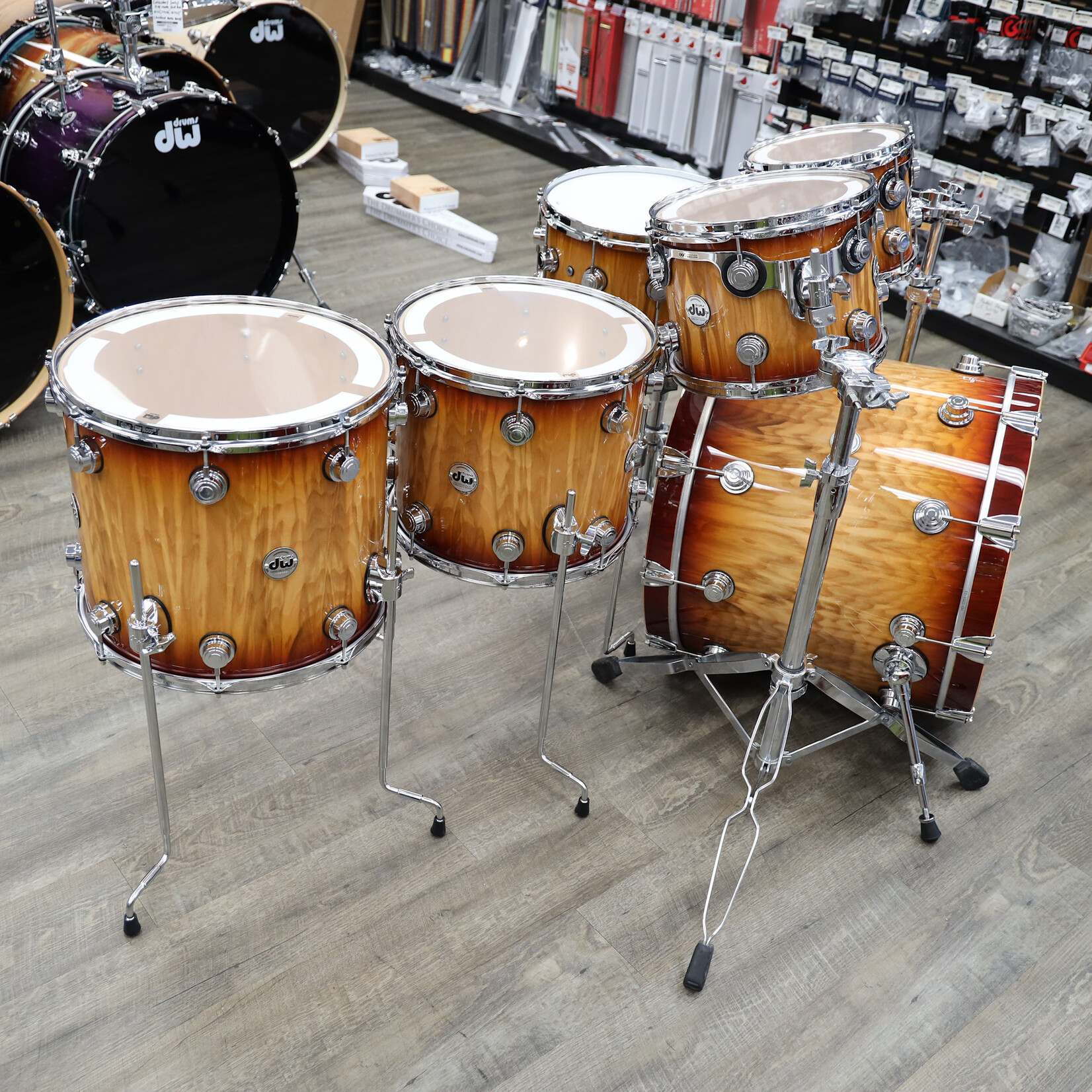 DW DW Collector's Series "333" Maple 6-PC Shell Pack 22/10/12/14/16/6.5x14Snare (Rich Red Burst Over Vertical Olive Ash w/ Chrome Hardware)