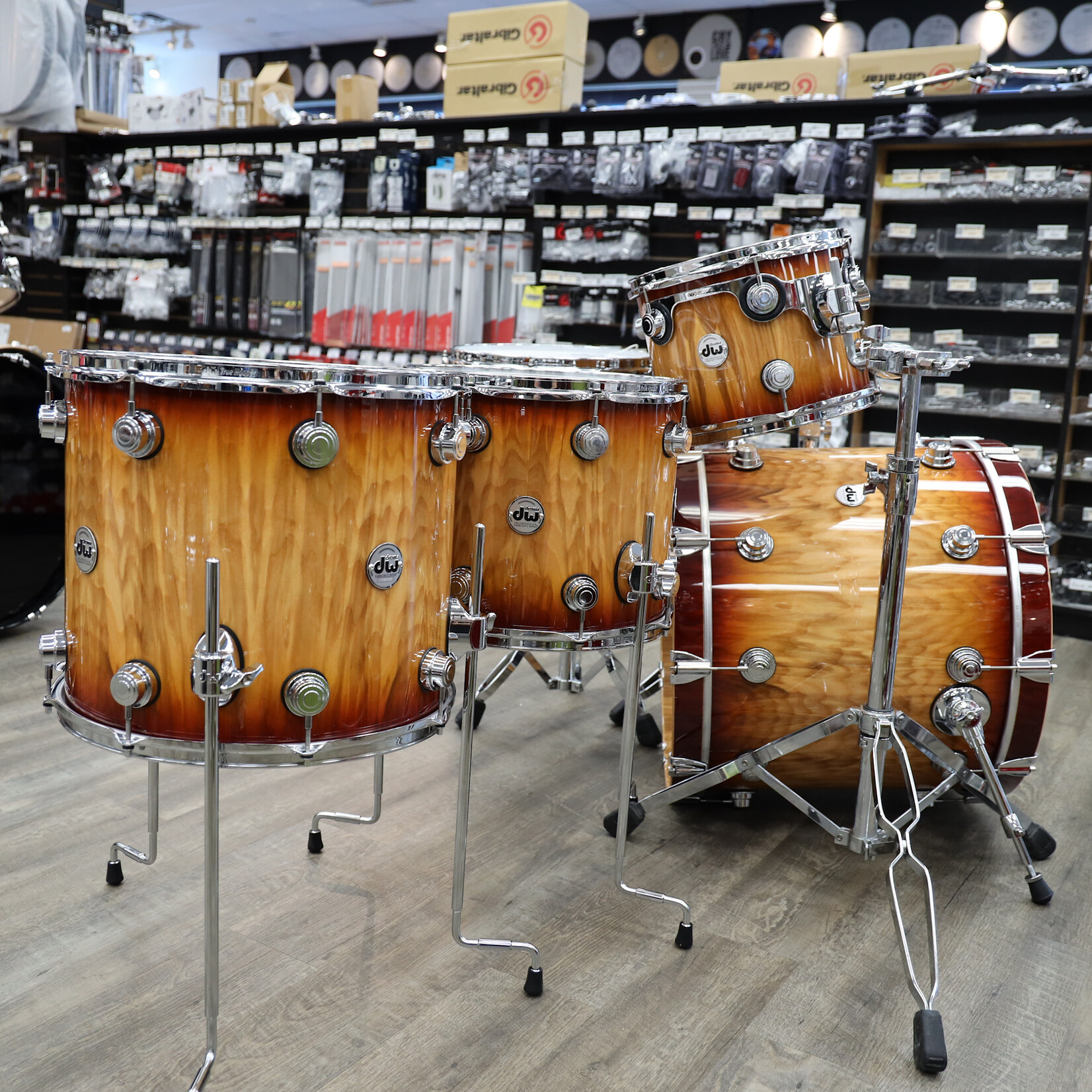 DW DW Collector's Series "333" Maple 6-PC Shell Pack 22/10/12/14/16/6.5x14Snare (Rich Red Burst Over Vertical Olive Ash w/ Chrome Hardware)