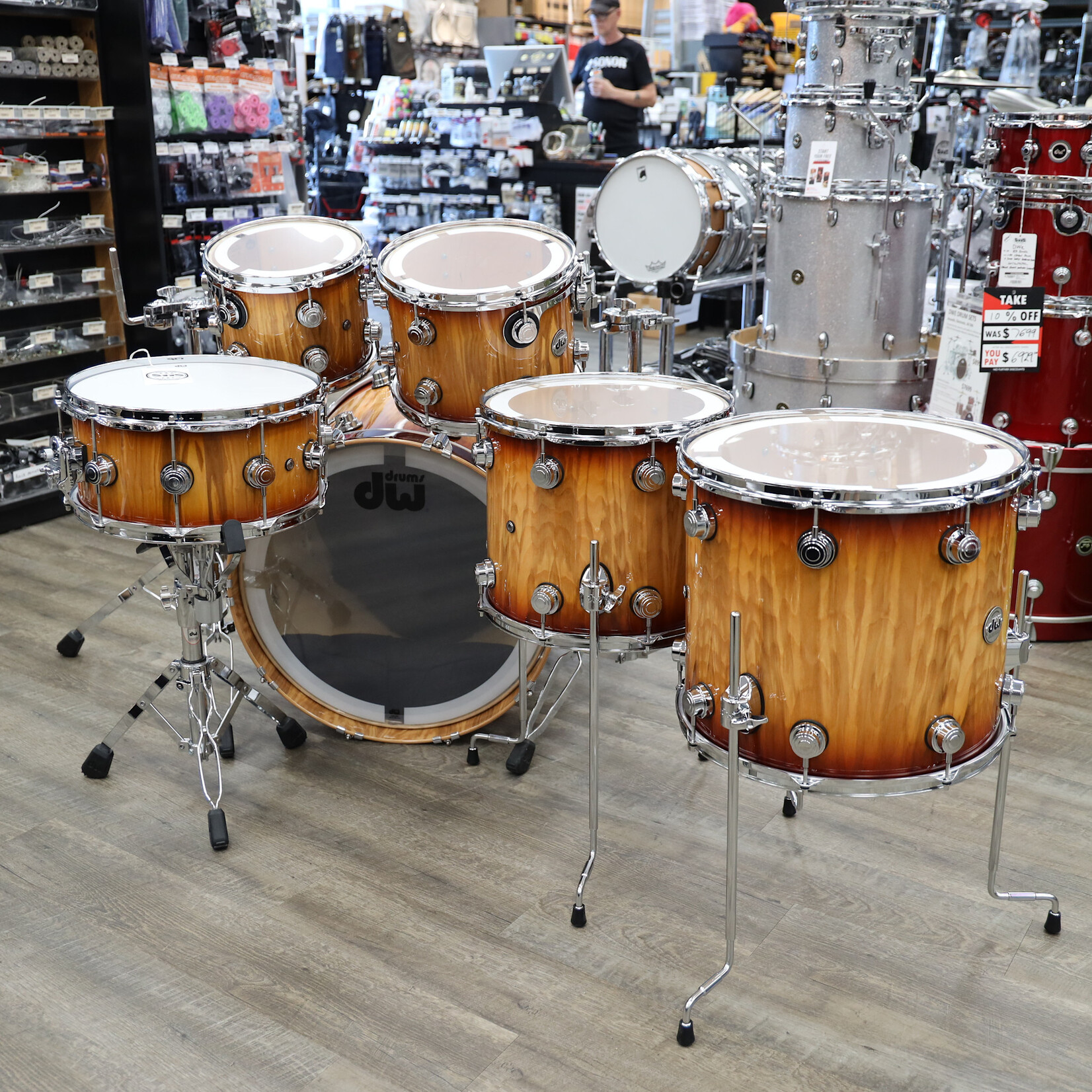 DW DW Collector's Series "333" Maple 6-PC Shell Pack 22/10/12/14/16/6.5x14Snare (Rich Red Burst Over Vertical Olive Ash w/ Chrome Hardware)
